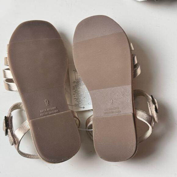 Old Navy Toddler Girls Gold Faux Leather Sandals with Woven Design Sz 9 - Picture 2 of 4